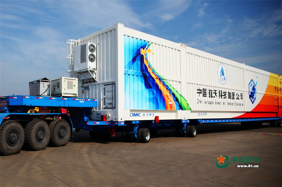 非标准集装箱陆续运至火箭运输船停泊区.