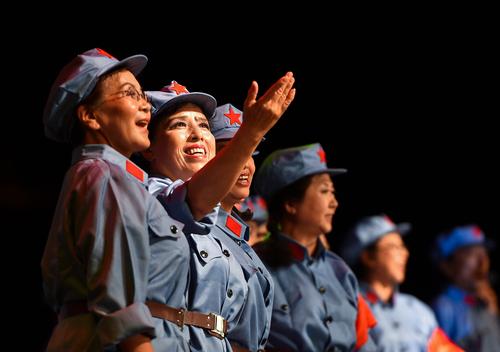 吉林市举行纪念红军长征胜利80周年歌舞表演