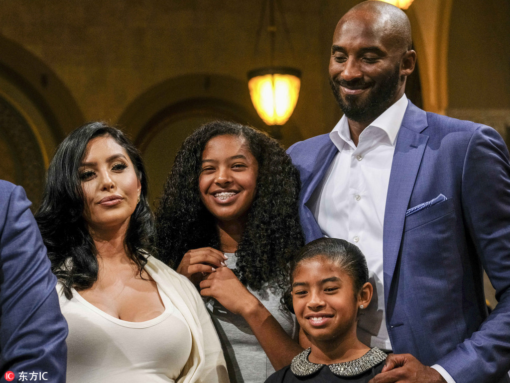 科比携全家出席"kb日"仪式 瓦妮莎丰满抢镜