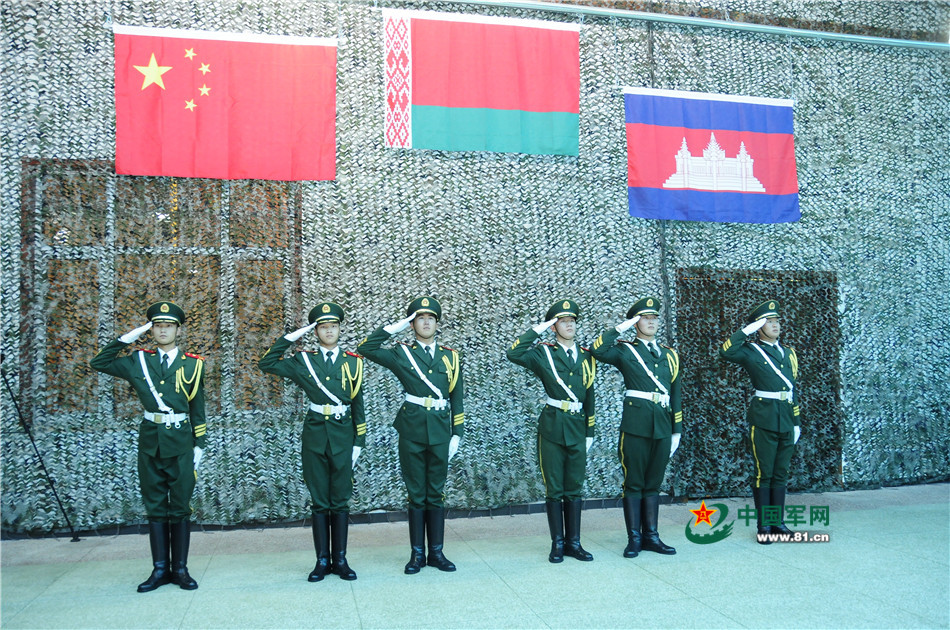 颁奖仪式现场,升起获奖参赛小组本国国旗.中国军网记者 侯卧松 摄