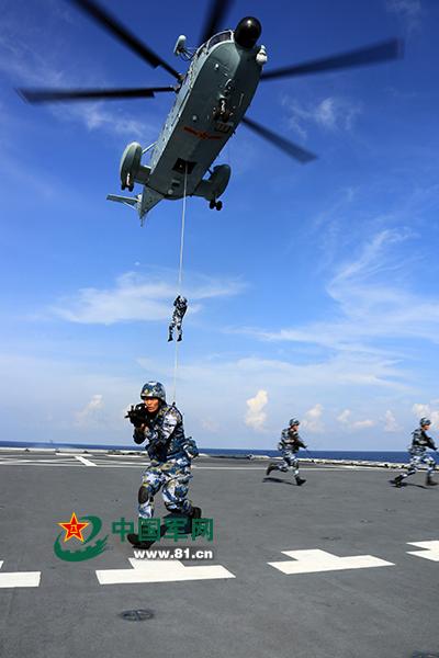 海军陆战队员乘直升机海上滑降