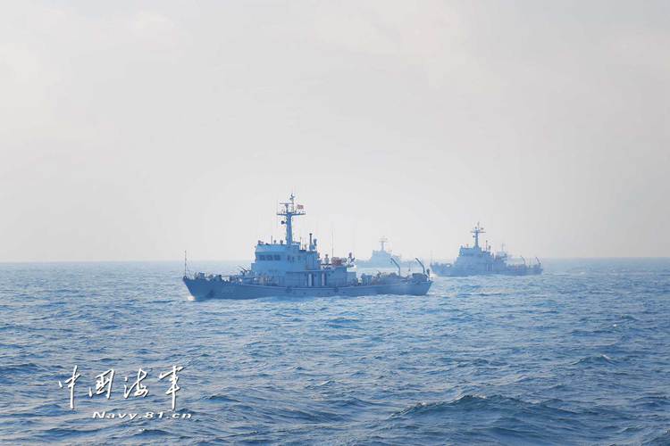 扫雷舰艇编队运动   据悉,这是该水警区部队首次在南海海域实扫该型