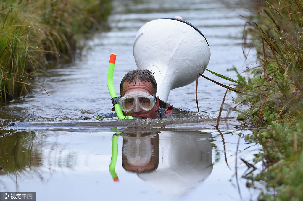 英国举行沼泽游泳比赛 参赛者穿潜水装泥浆中较量
