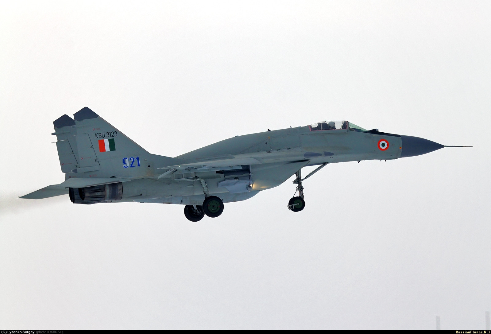 5 印米格29k副油箱脱落坠入停车场