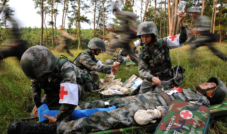 陆军第54集团军"红军铁甲旅"进行跨区演习,卫勤保障人员组织战场救护