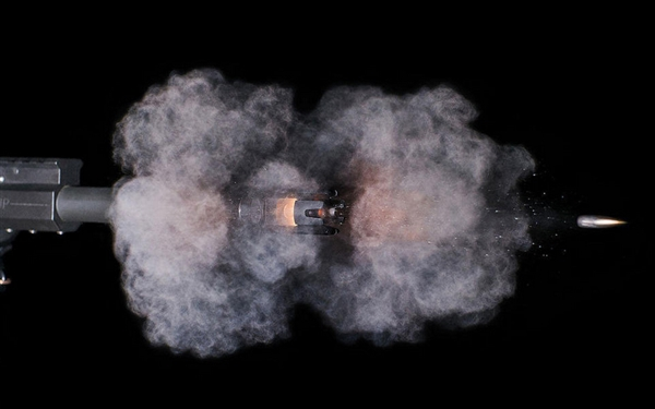 高速摄影机下子弹出膛的火焰瞬间很美很壮观