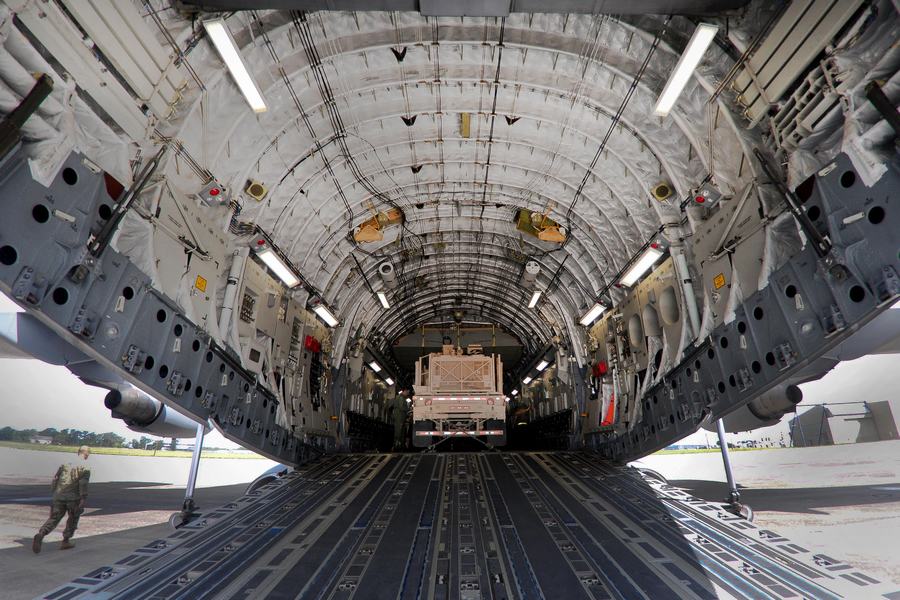 加拿大的c17战略运输机正在装载复仇者车载防空系统
