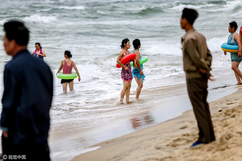 朝鲜:黄海边泳装美女与浪花嬉戏