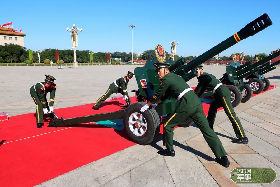 退伍礼炮兵执行最后礼炮任务