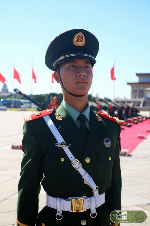 28 退伍礼炮兵执行最后礼炮任务