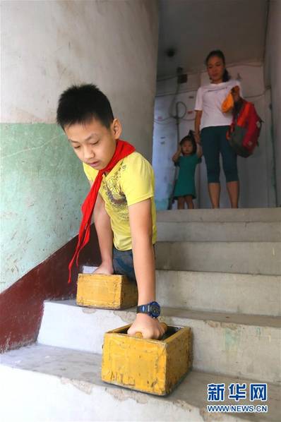 当日,11岁的无腿少年高志宇走进山东省即墨市环秀街道办事处城南小学