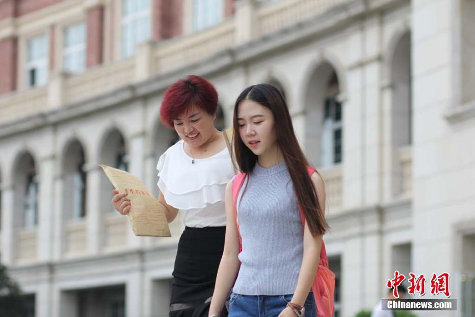 四川一高校美女云集 迎"高颜值"开学季