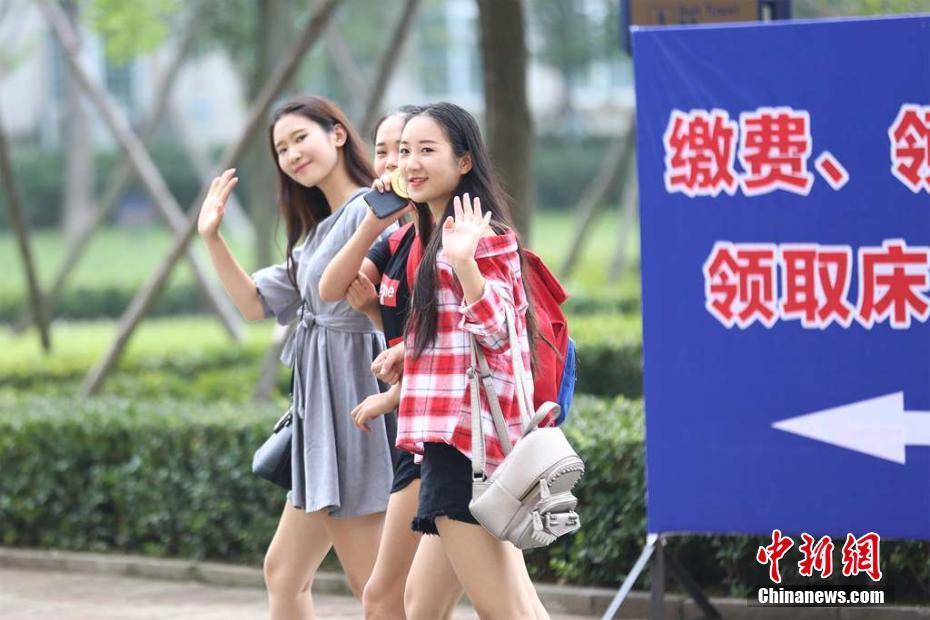 四川一高校美女云集 迎"高颜值"开学季