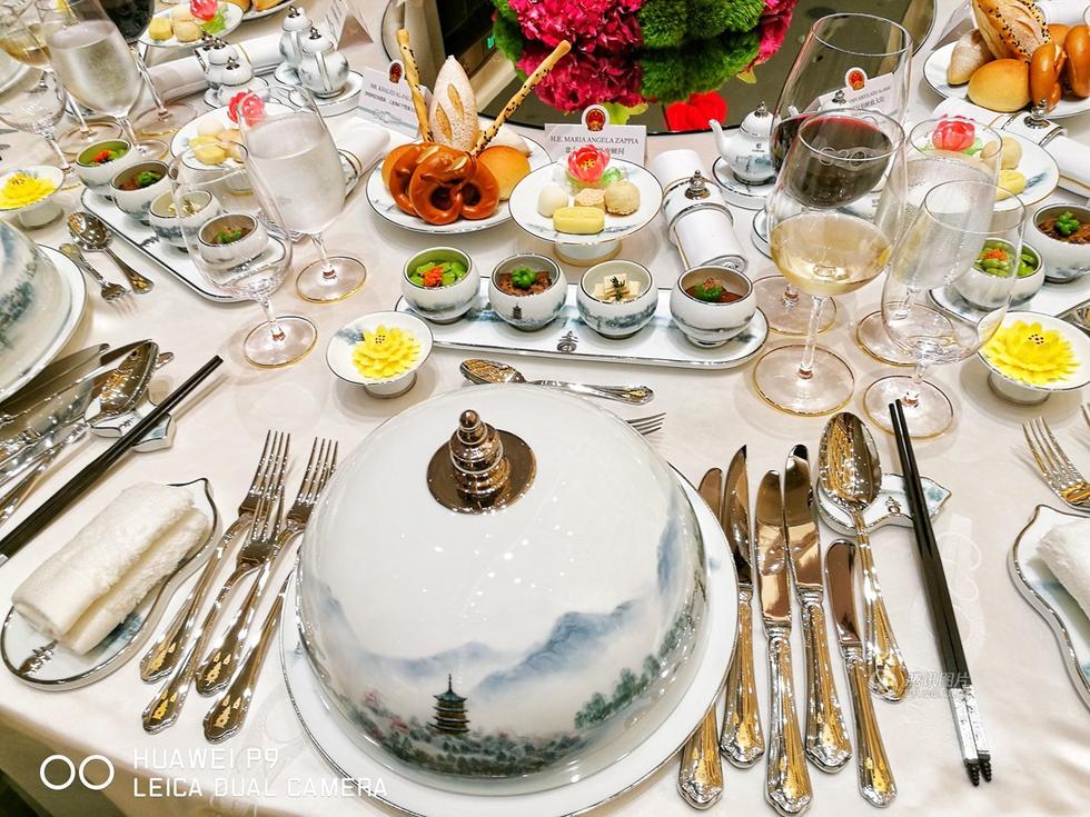 实拍g20国宴现场餐具图案取自西湖实景