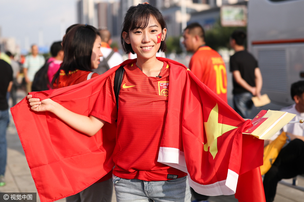 美女球迷身披国旗   26/40 隐藏描述