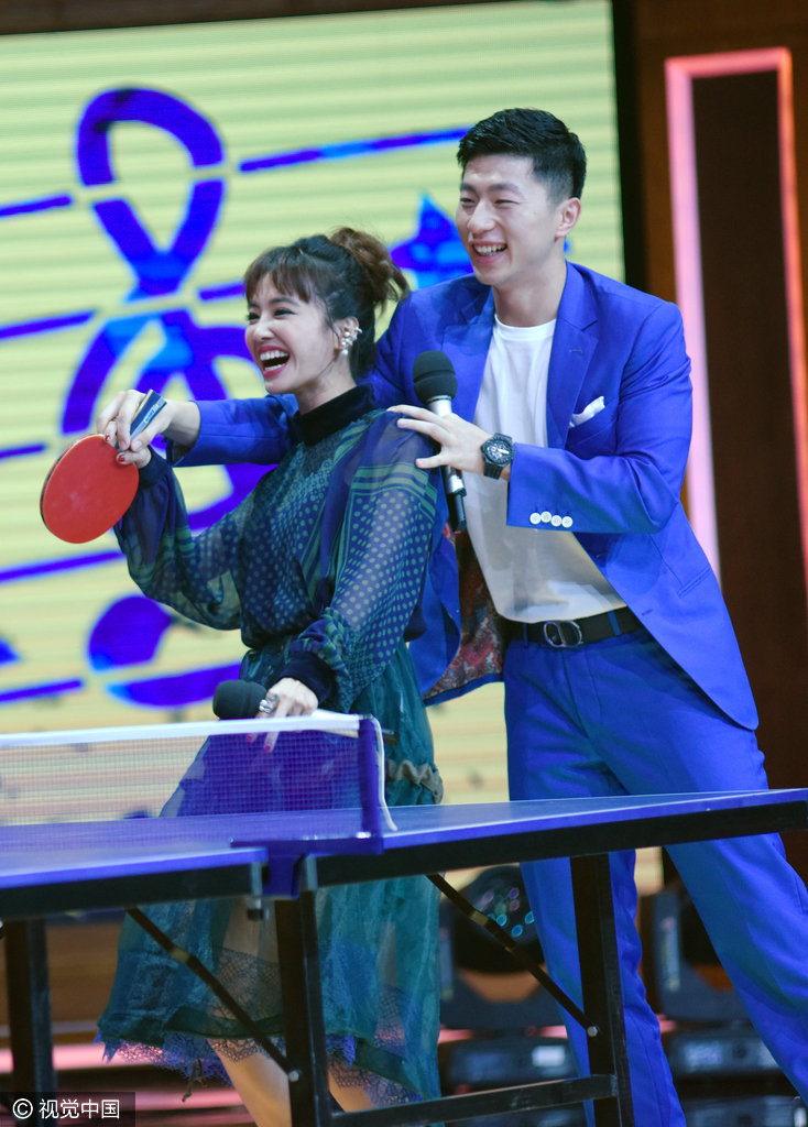 16 马龙牵手蔡依林献唱 手把手教其打球显羞涩