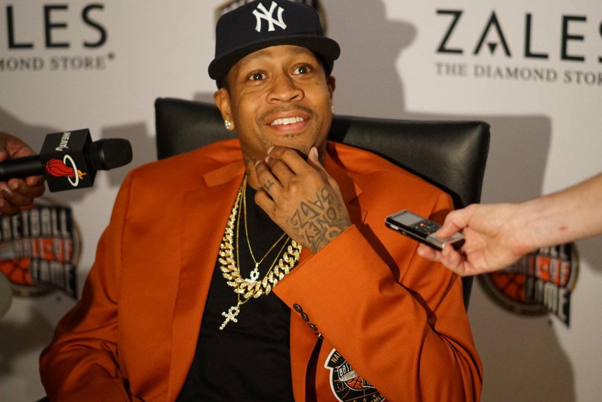 奥尼尔的衣服无比巨大.   艾弗森眼神明亮.