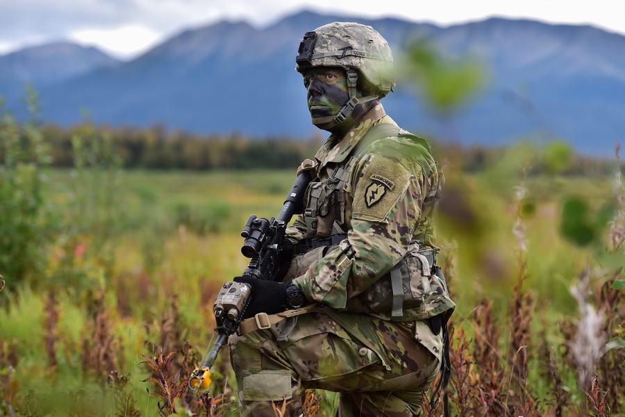 2016年8月23日,美军在埃尔门多夫理查德森联合基地空降演习,c130运输