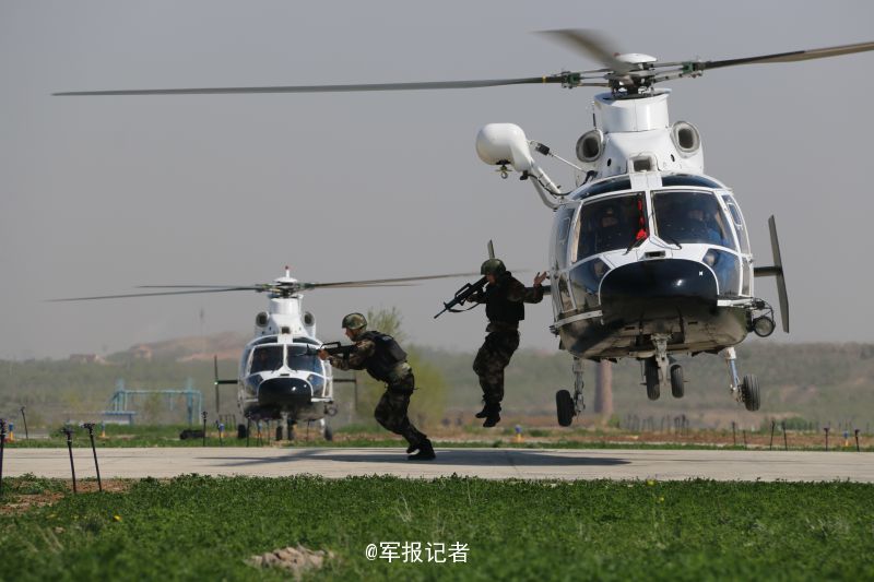 国内 社会 博览 社会 图片 海外看中国 新闻中心 武警新疆总队直升机
