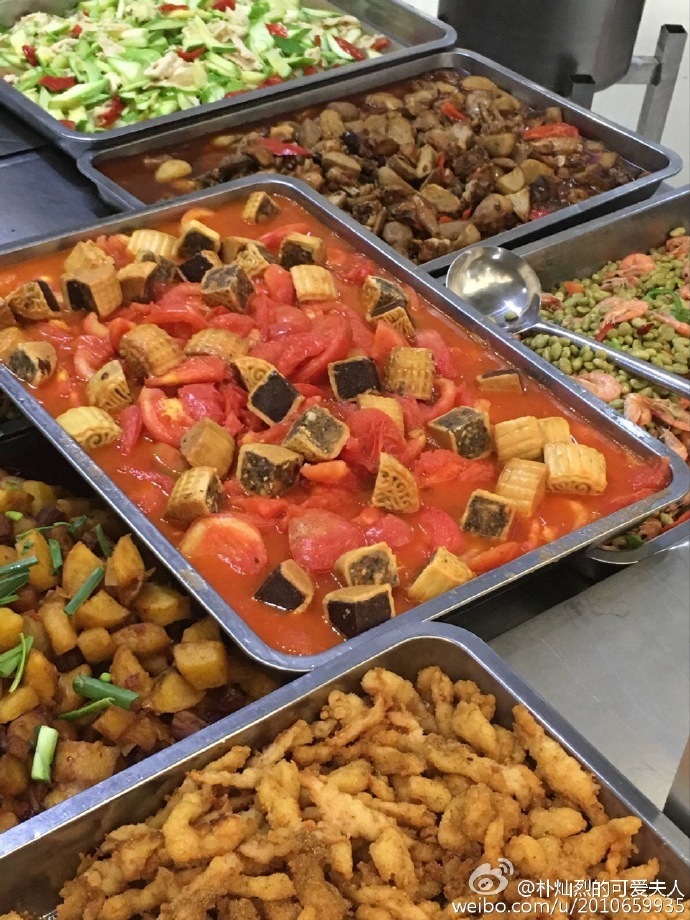 14 职校食堂推"中秋特餐" 西红柿炒月饼