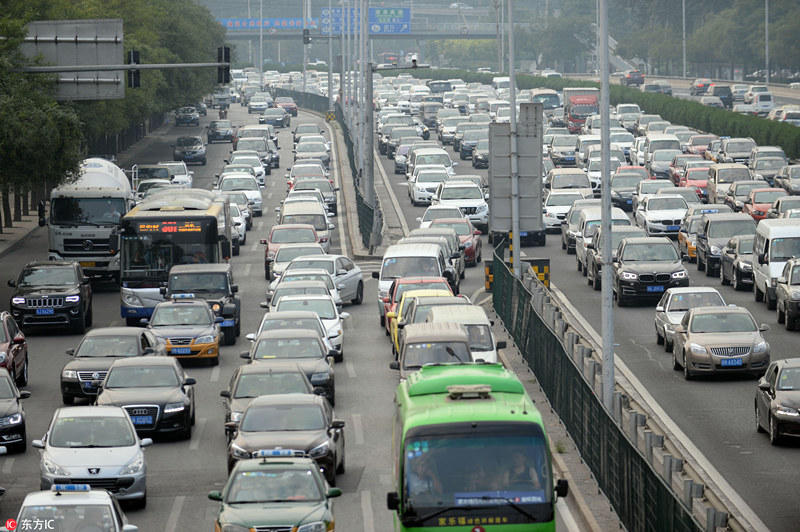 中国北京,中秋节前,京通快速出京方向车辆极度拥堵,眺望开去,堵车堵成
