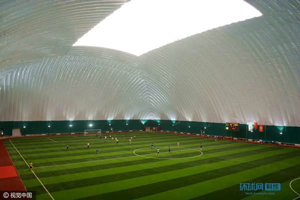 全国最大足球气膜馆首开放 可以抗击pm2.