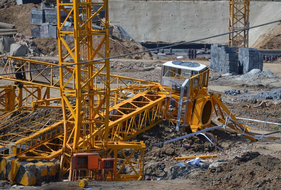 沈阳一工地塔吊折断倒塌 3人遇难3人受伤