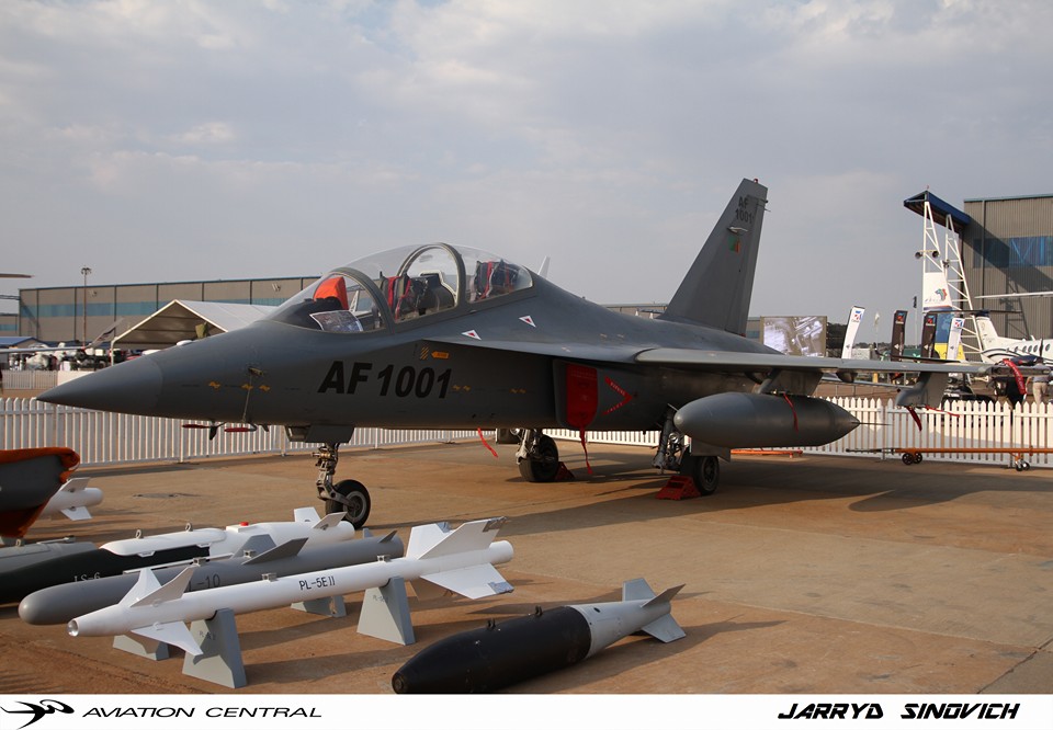 14 赞比亚购l15南非防务展出风头