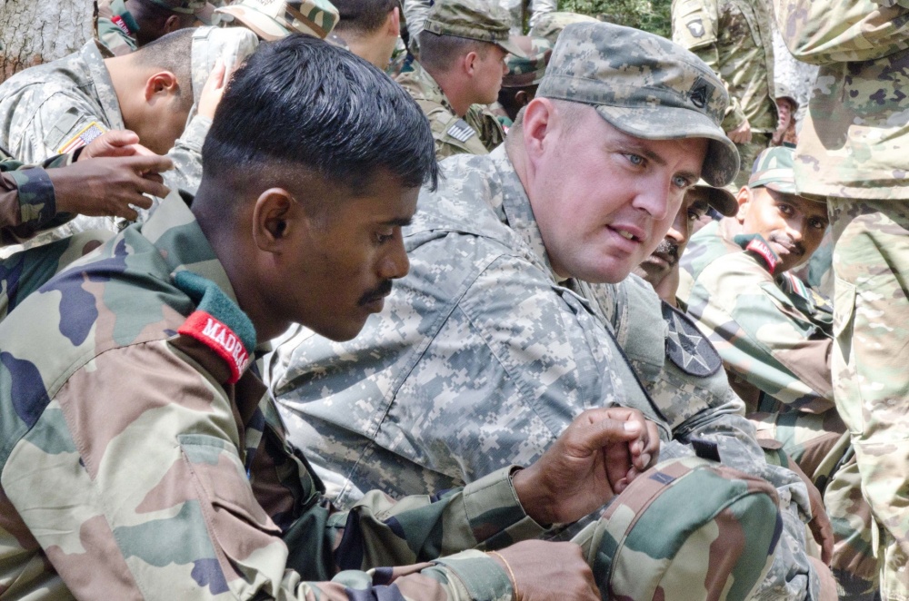 美印联合军演印军用脸抵枪托