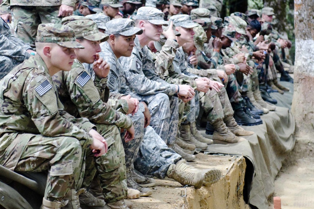 美印联合军演印军用脸抵枪托