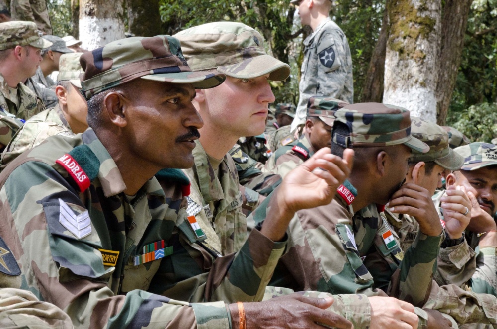 美印联合军演印军用脸抵枪托