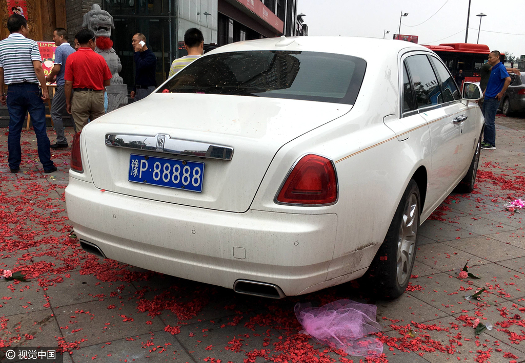 3 河南洛阳街边现"炸弹号"婚车