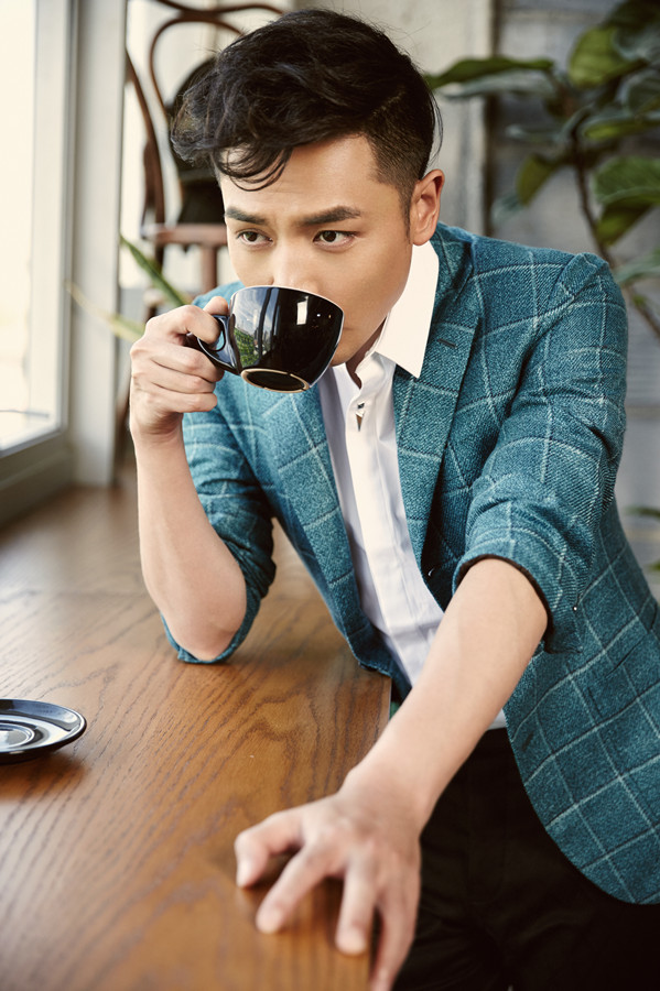 4 霍政谚下午茶大片 简约大气尽显熟男魅力