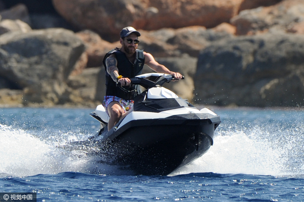 梅西与儿子玩骑大马 一家四口享天伦之乐