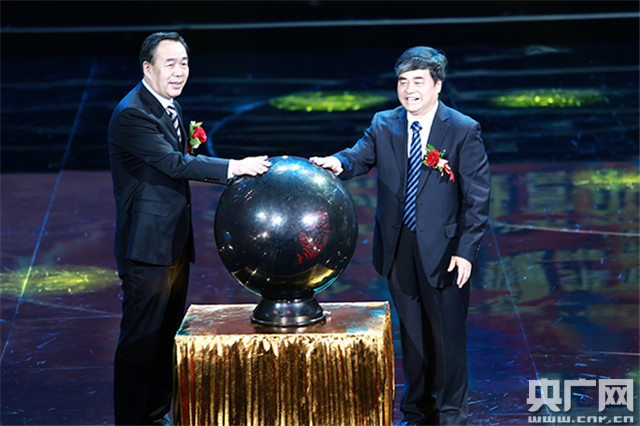 新疆新闻出版广电局局长古力先·吐拉洪介绍了第三届亚欧电影展的相关