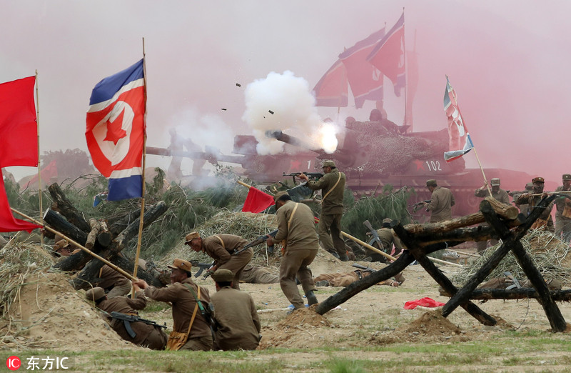 韩国民众重演朝鲜战争现场硝烟滚滚