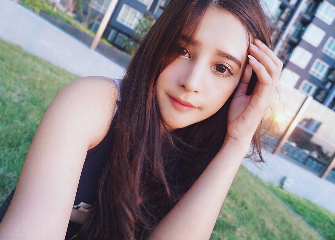 剑桥混血美女学霸晒照 网友:明明可以靠颜值