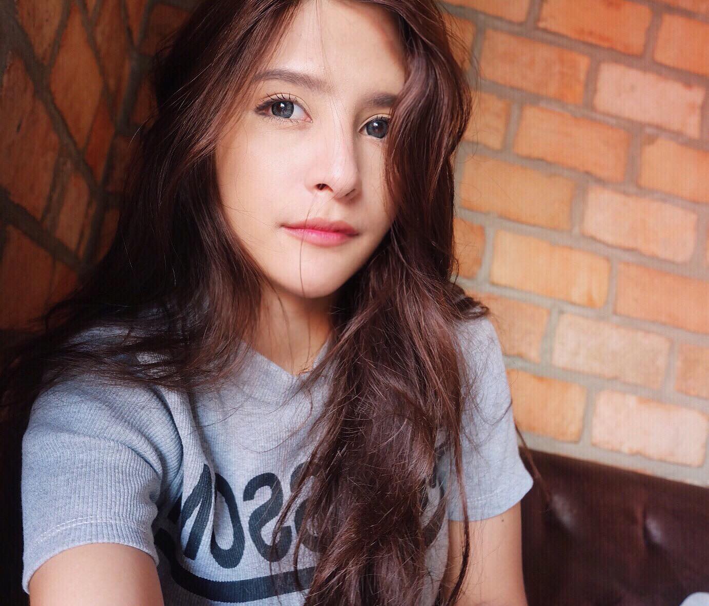 剑桥混血美女学霸晒照 网友:明明可以靠颜值