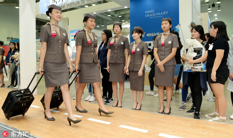 韩国初中生参加空姐职场体验穿制服接受礼仪培训