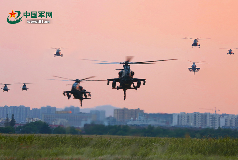 9月20日,第1集團軍某陸航旅組織大機群多機型跨晝夜編隊飛行訓練.