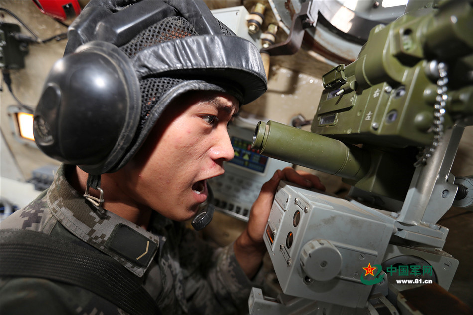 9月21日,"中部砺剑-2016确山c"演习跨昼夜实弹演练中,参演官兵正在