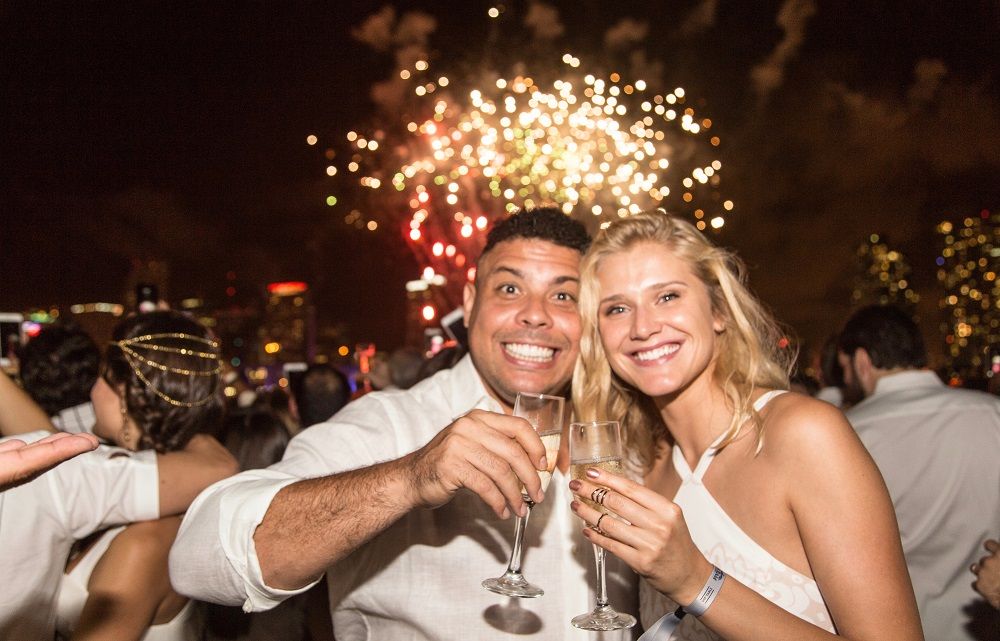 大罗24岁金发女友送香吻 昔日球王满眼深情