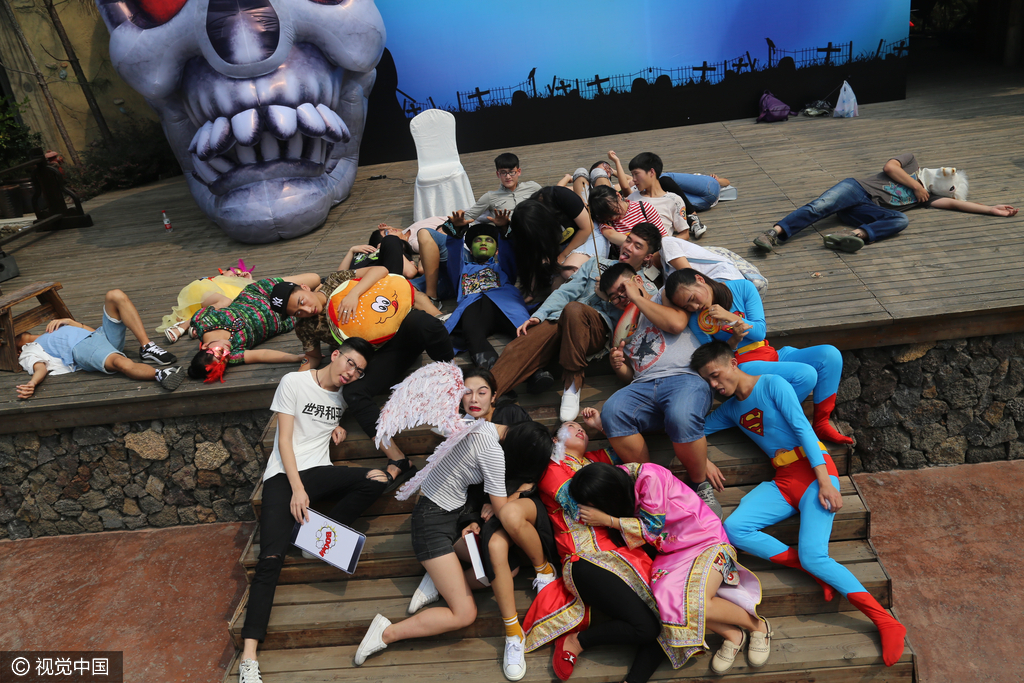 大学新生举行奇葩装死大赛