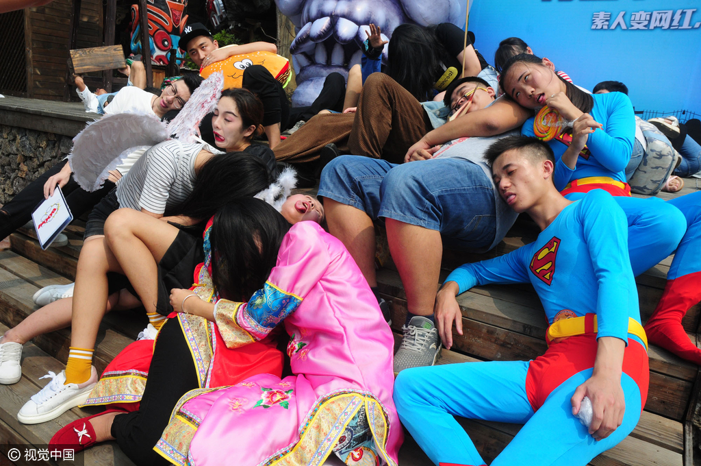 杭州大学新生举行奇葩装死大赛