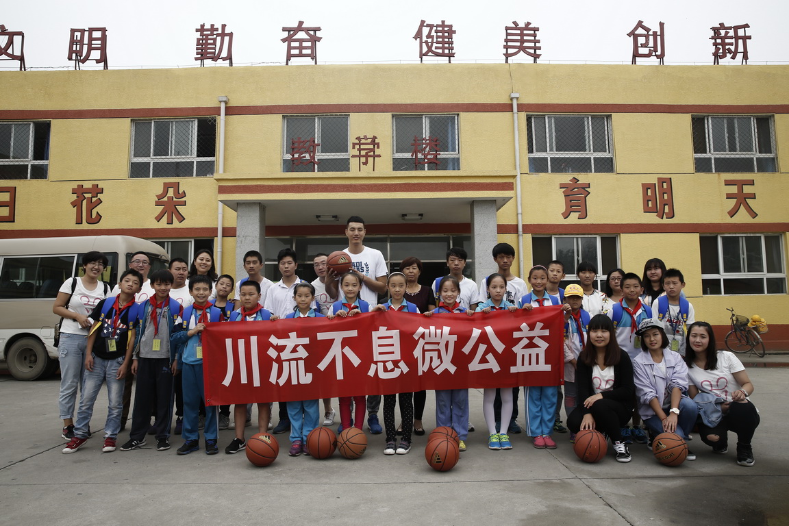 11 翟晓川赴民工学校做公益 上讲台客串老师