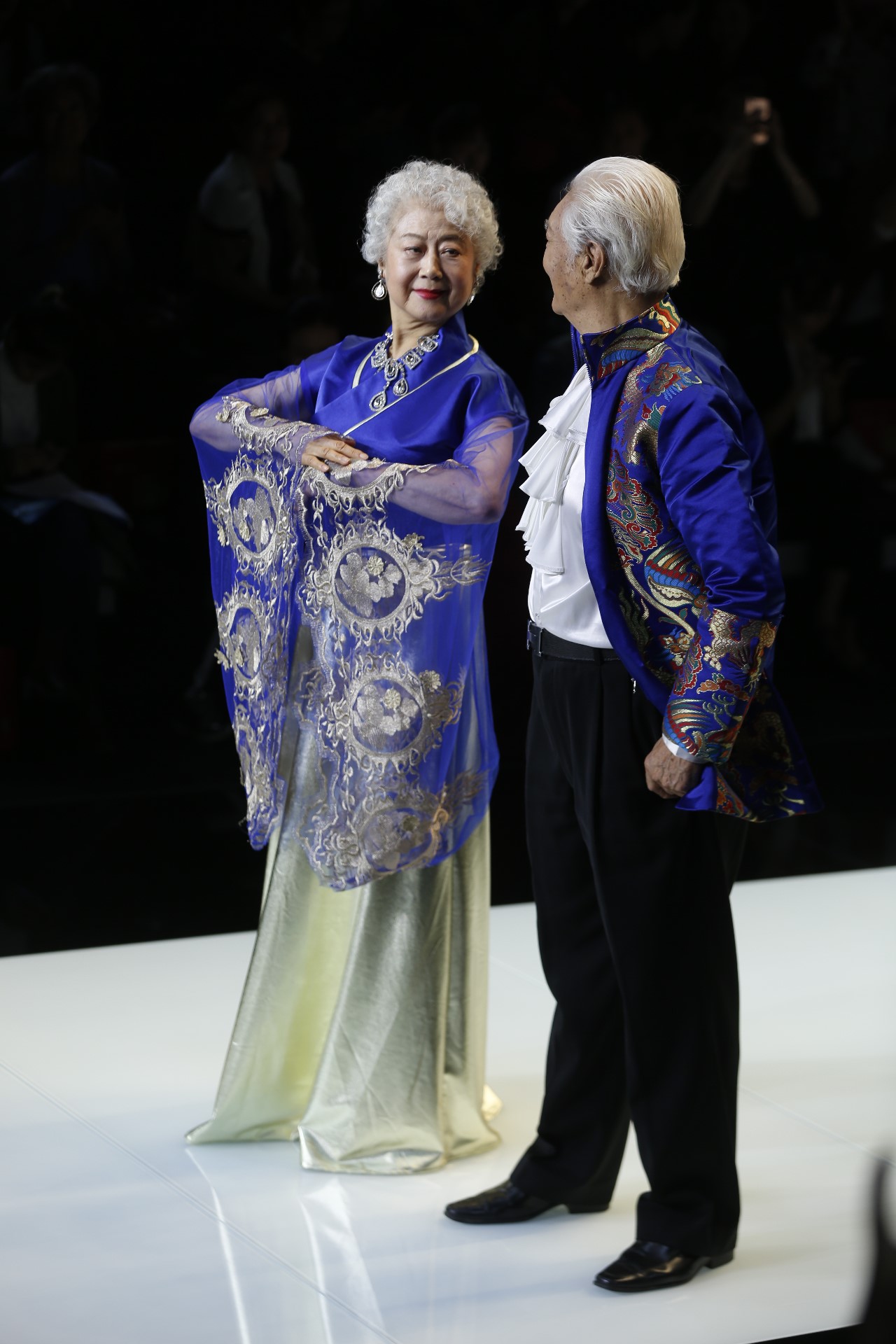 岁月从不败美人，瞧瞧上海街头的“老年人穿搭”，美得优雅又从容
