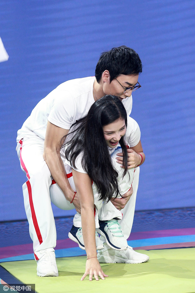 跳高"泥石流"张国伟参加节目,秦凯何姿再次合体秀恩爱,何姿手抱娃娃略