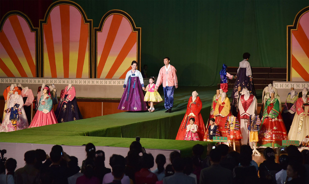 3 朝鲜平壤举办第14届国家传统服装秀