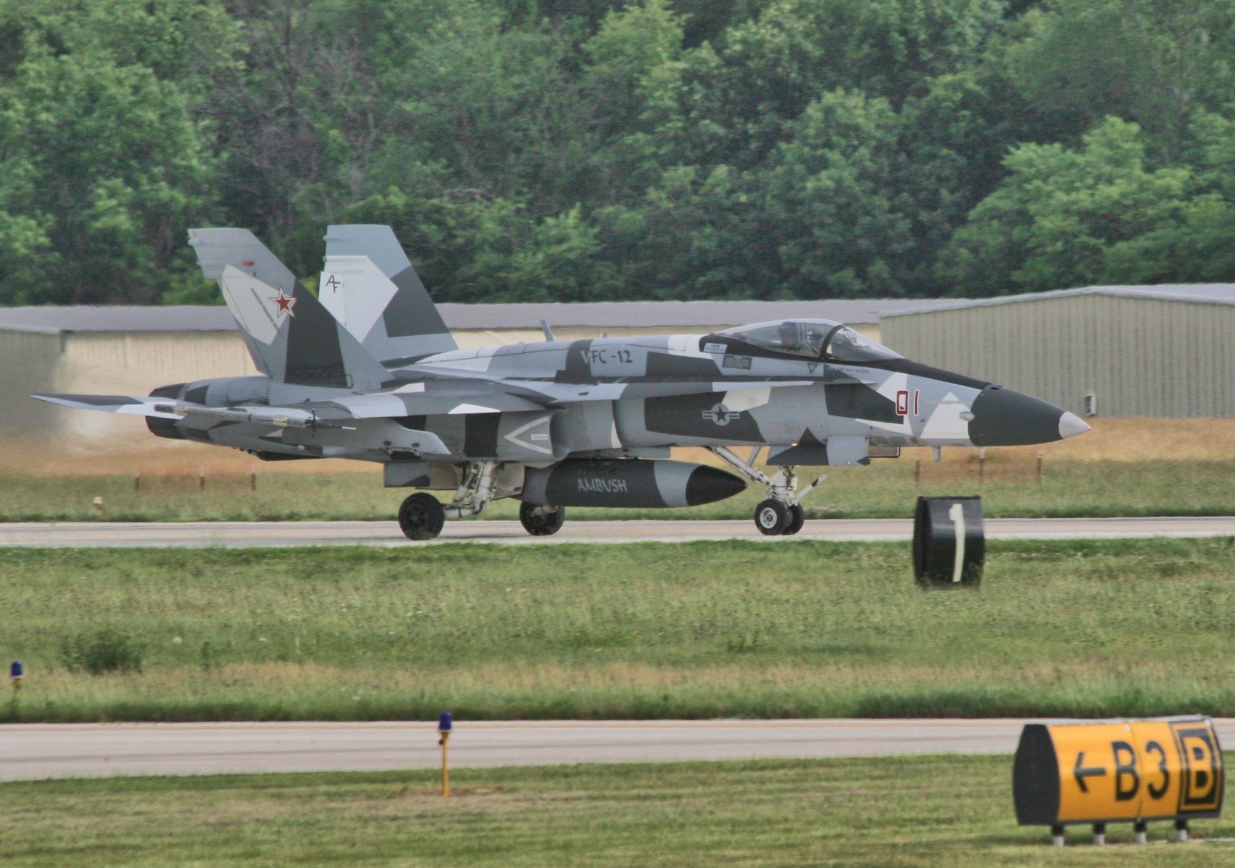 美入侵者中队用f18模仿苏35