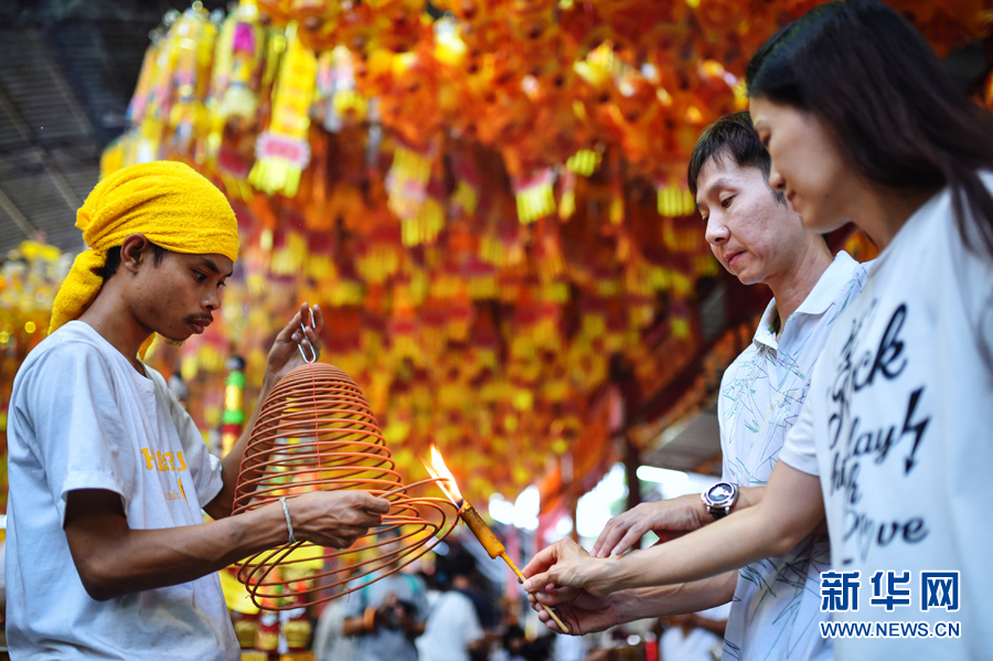 泰国民众庆祝九皇斋节(组图)